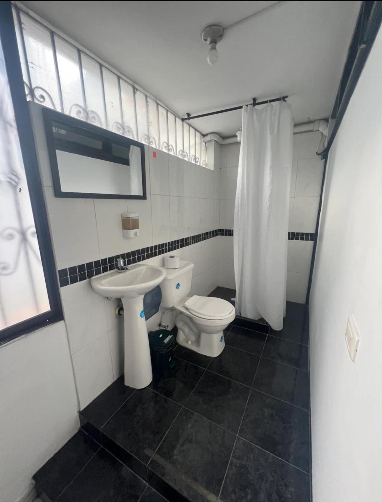 New Memphis Hostal Μεντεγίν Εξωτερικό φωτογραφία