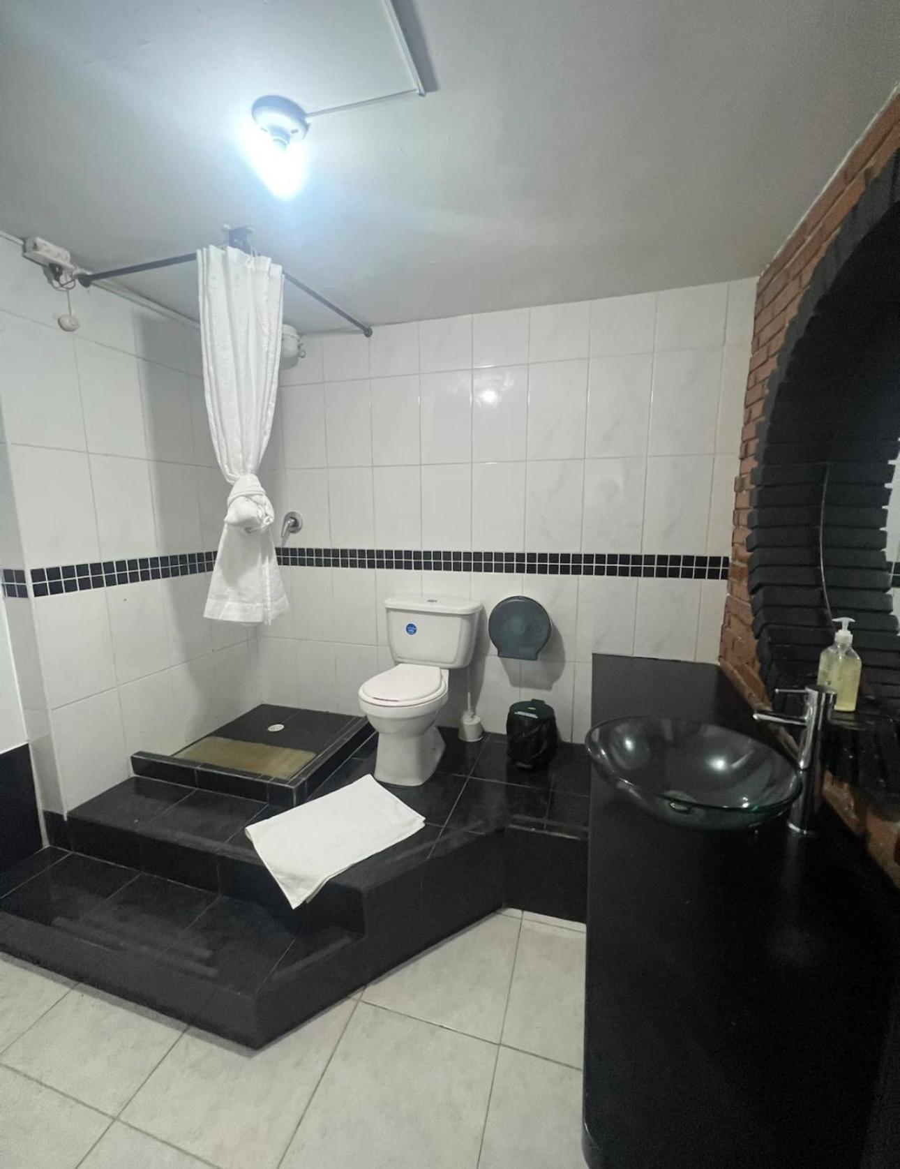 New Memphis Hostal Μεντεγίν Εξωτερικό φωτογραφία